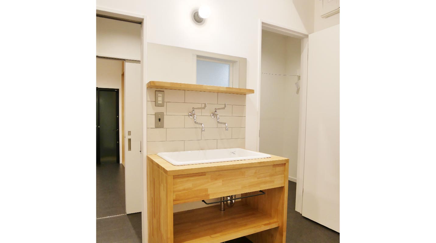 シンプルだけど、目を惹く洗面台